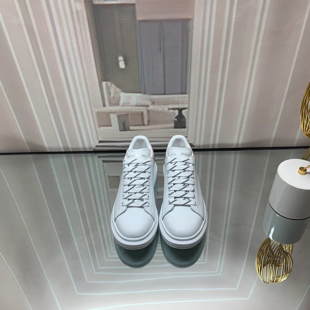 👟👟Ex-factory price 560👟👟 Professional McQueen factory. Top version. Couple style Alexander McQUEEN high version has been upgraded to the highest quality again✅ 💪McQueen Spring, Summer, Autumn and Winter top version Purchasing level✅ Recruiting national online and offline agents to join🤝 🏆Fabric: Original materials imported from Italy. Texture, water-resistant and non-discoloring 🏆Inner lining: ️A-grade Italian imported lining resistant to dirt, sweat-absorbent, breathable and comfortable 🏆Foot pads: top-grade imported Italian super-soft cowhide leather 🏆Outsole: PU+counter 1:1 🏆Shoe box: original white box. Plus white flip cover for double-layer protection. Cloth bag. Handbag. Certificate of 1:1 mold opening, 4-piece set. Delivered with a pair of shoelaces. 🖕🏿🖕🏿🖕🏿 You can choose any pair of shoelaces in any color of our factory 🏆Code number: women's 34-41. men's 38-46 🏆Special remarks (women's code 34.40.41, men's code 38.45.46 is customized, no returns or exchanges) Win-win cooperation 🤝